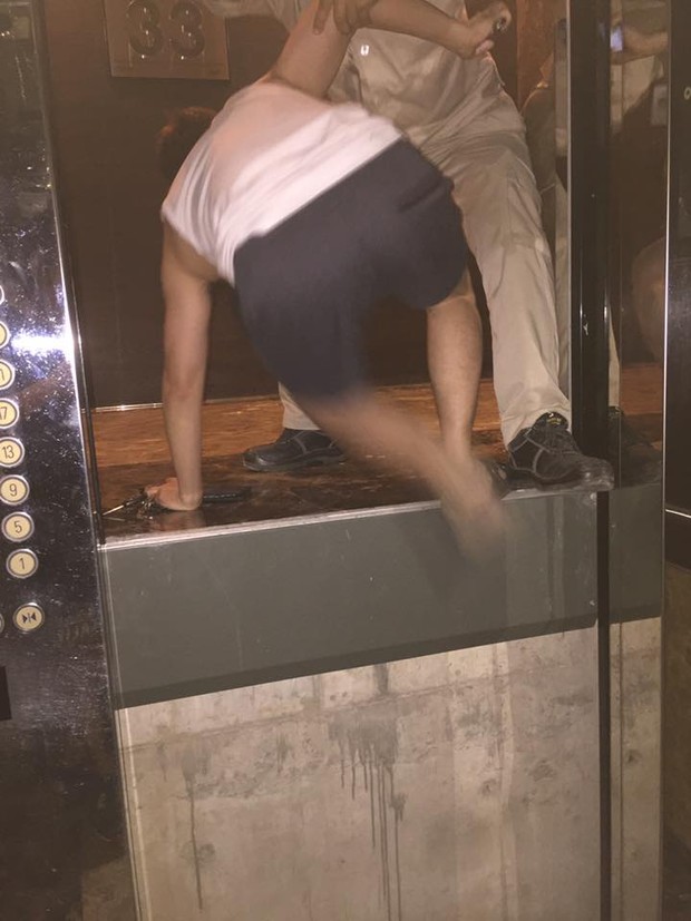 Don Nguyễn bị kẹt khi thang máy mất điện và dừng đột ngột ở tầng 33 - Ảnh 1.
