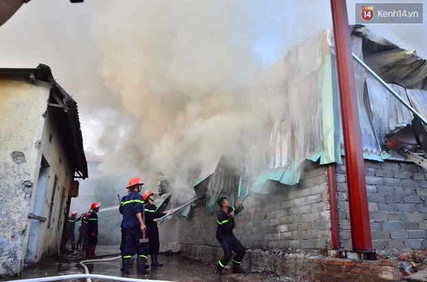 Hà Nội: Cháy lớn kho chứa vải ngay sát cây xăng ở đường Phạm Văn Đồng - Ảnh 3.