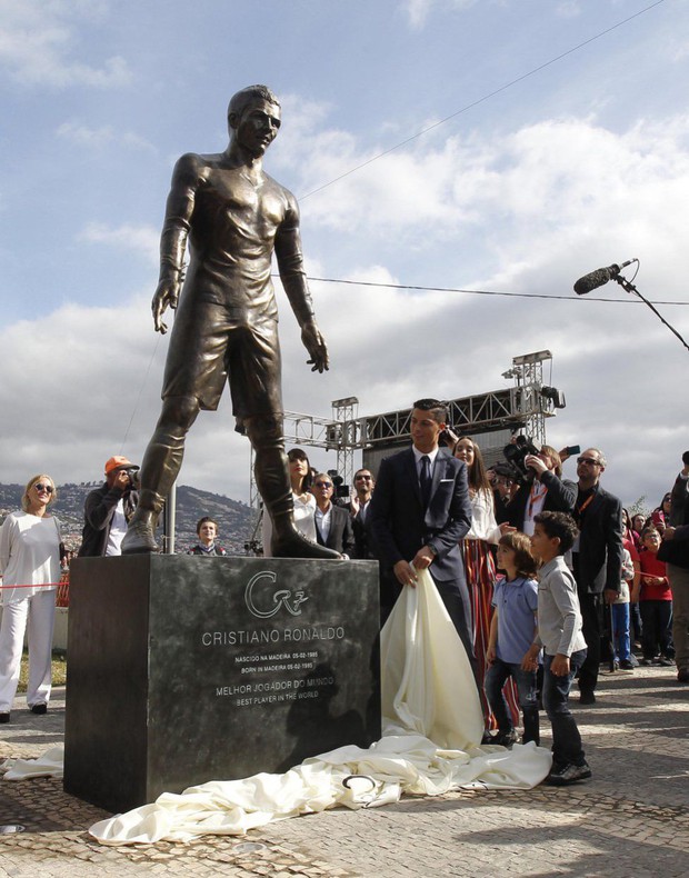 Bức tượng của Ronaldo ở Bồ Đào Nha bị kẻ xấu phá hoại - Ảnh 2.