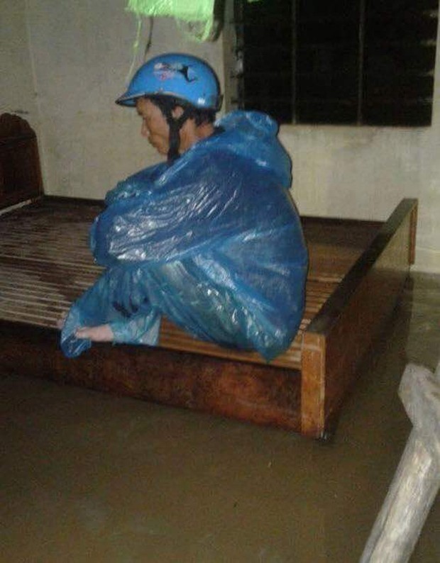 Chùm ảnh: Những hình ảnh nhói lòng về mưa lũ kinh hoàng ở miền Trung - Ảnh 8.