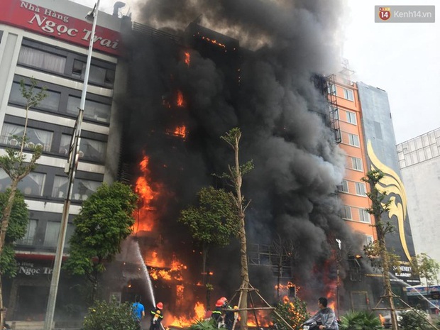 Cháy kinh hoàng nhiều giờ liền ở Hà Nội, 3 quán karaoke và 1 nhà hàng bị thiêu rụi - Ảnh 10.