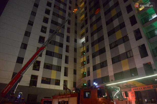 Hà Nội: Cháy tầng 8 chung cư Linh Đàm, người lớn và trẻ em tháo chạy trong đêm - Ảnh 5.