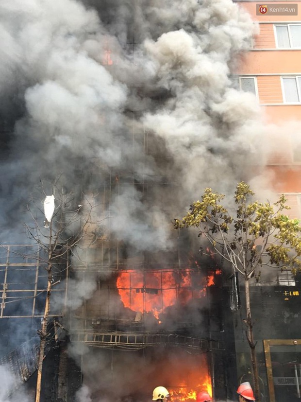 Cháy kinh hoàng nhiều giờ liền ở Hà Nội, 3 quán karaoke và 1 nhà hàng bị thiêu rụi - Ảnh 2.