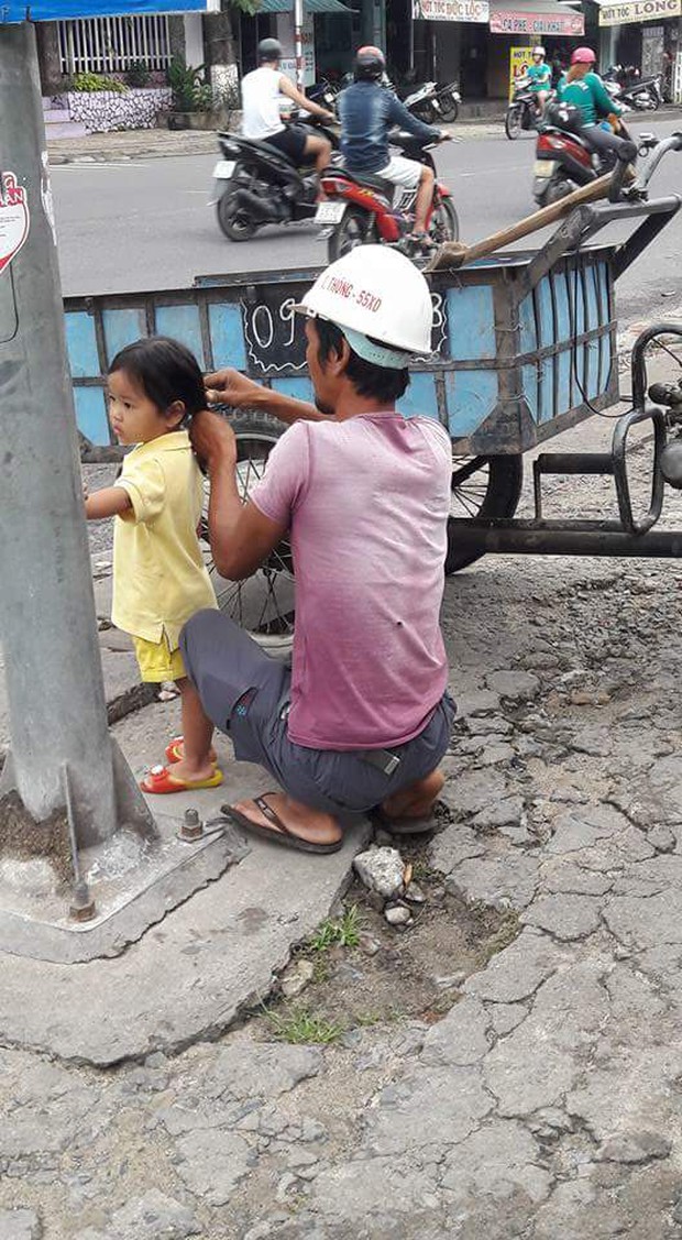 Hình ảnh đáng yêu nhất ngày: Người bố công nhân đứng tỉ mẩn cột tóc cho cô con gái nhỏ - Ảnh 2.