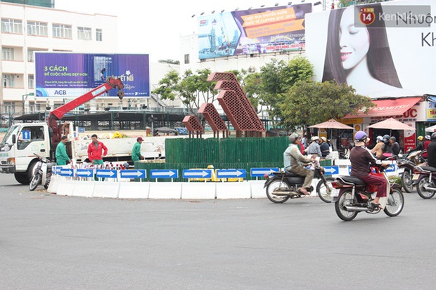 Thu dọn hoa trang trí tại bùng binh, người dân Đà Nẵng đến gom hoa về trồng - Ảnh 10.