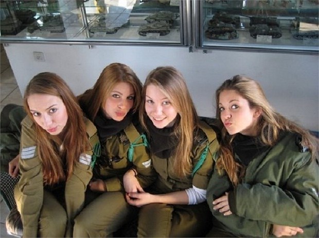 Sửng sốt trước vẻ xinh đẹp của những nữ quân nhân trong quân đội các nước trên thế giới - Ảnh 27.