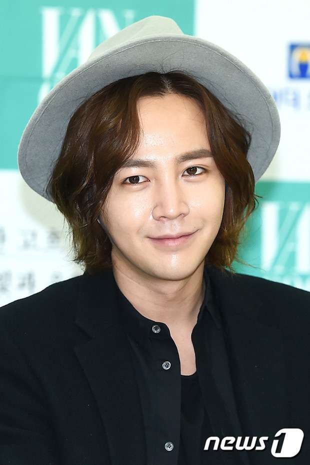 G-Dragon bị nghi phẫu thuật thẩm mỹ cùng lò với Jang Geun Suk - Ảnh 2.