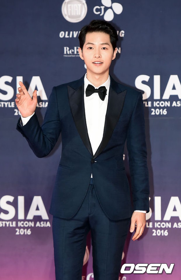 Thảm hồng SIA 2016: Song Joong Ki lịch lãm, SNSD cùng dàn mỹ nhân khoe vòng 1 táo bạo - Ảnh 3.