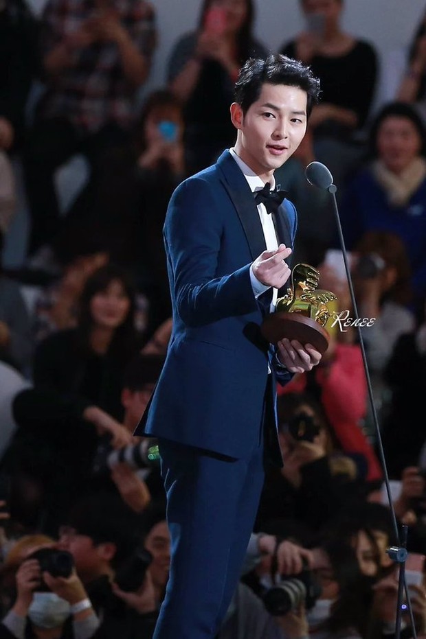 Song Joong Ki hot tới mức làm dậy sóng lại trào lưu Finger heart sign ở khắp nơi! - Ảnh 2.