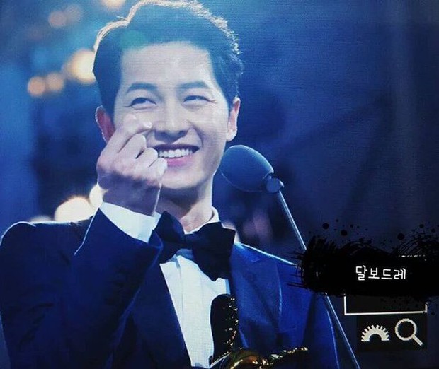 Song Joong Ki hot tới mức làm dậy sóng lại trào lưu Finger heart sign ở khắp nơi! - Ảnh 3.