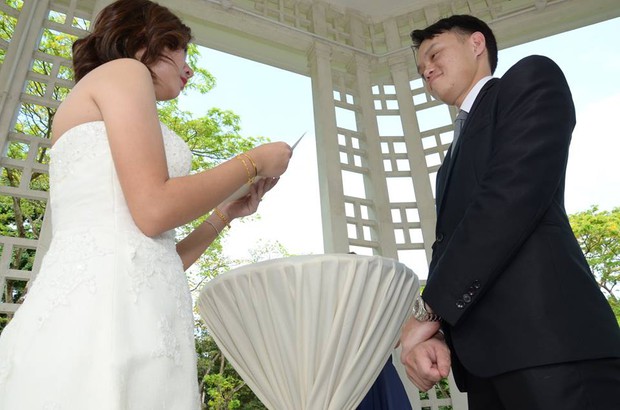 Bộ ảnh cưới xấu như ma cấu của cặp đôi người Singapore - Ảnh 4.