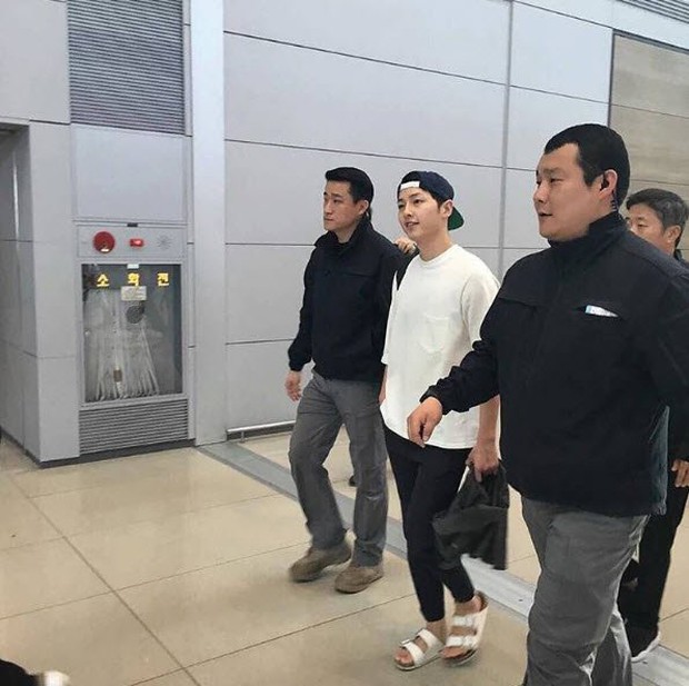 Song Joong Ki ở sân bay Thái Lan: Sức nóng của mỹ nam hàng đầu Hàn Quốc sau Hậu duệ mặt trời - Ảnh 6.
