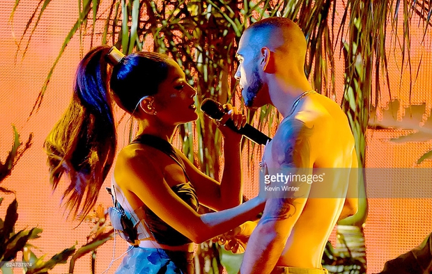 Những khoảnh khắc sân khấu bùng nổ tại American Music Awards 2016 - Ảnh 7.