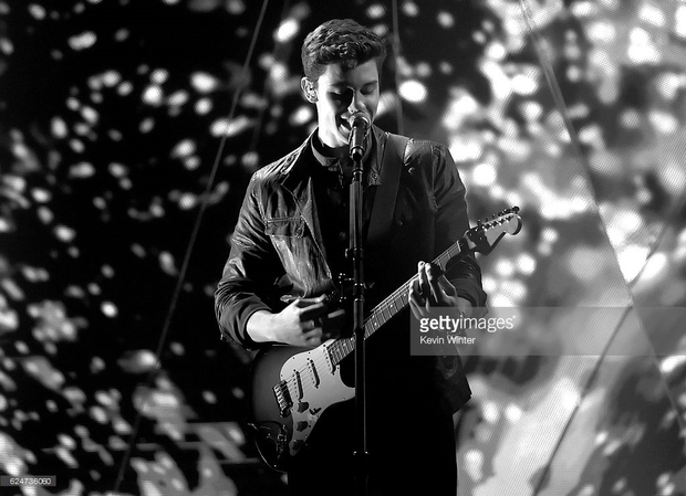 Những khoảnh khắc sân khấu bùng nổ tại American Music Awards 2016 - Ảnh 17.
