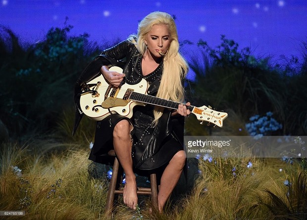 Những khoảnh khắc sân khấu bùng nổ tại American Music Awards 2016 - Ảnh 23.