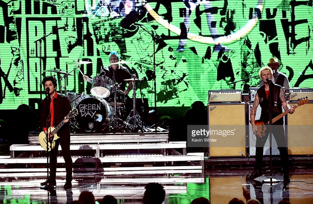 Những khoảnh khắc sân khấu bùng nổ tại American Music Awards 2016 - Ảnh 29.