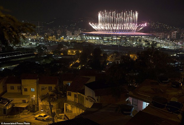 Chùm ảnh: Sự chênh lệch giàu nghèo đáng suy ngẫm tại Rio trong đêm khai mạc Olympic 2016 - Ảnh 7.