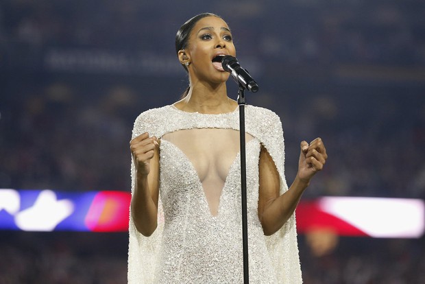 Ca sỹ Ciara bị chỉ trích vì diện đồ thiếu vải hát Quốc ca - Ảnh 2.