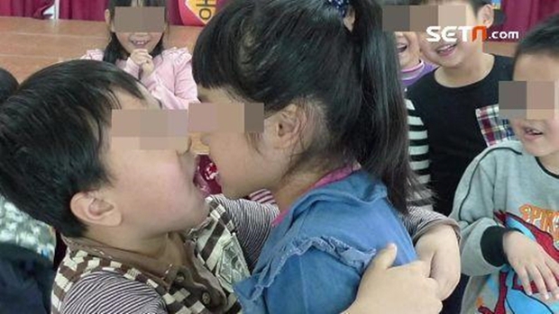 Loạt ảnh học sinh mẫu giáo dùng miệng mớm trái cây, liếm kem bơ trên mặt bạn khác giới gây tranh cãi - Ảnh 6.