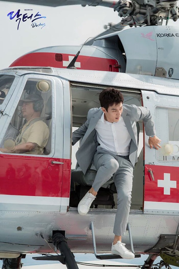 Sau Song Joong Ki, lại thêm Kim Rae Won cưa cẩm bằng trực thăng - Ảnh 2.