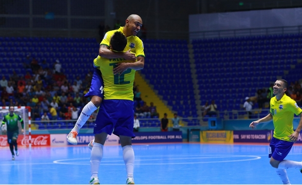 Huyền thoại Falcao lập hat-trick, futsal Brazil vẫn thua sốc Iran ở vòng knock-out World Cup - Ảnh 3.