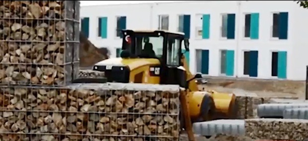 Người dân Đức xây dựng tường thành kiên cố để cách ly trẻ em tị nạn - Ảnh 2.