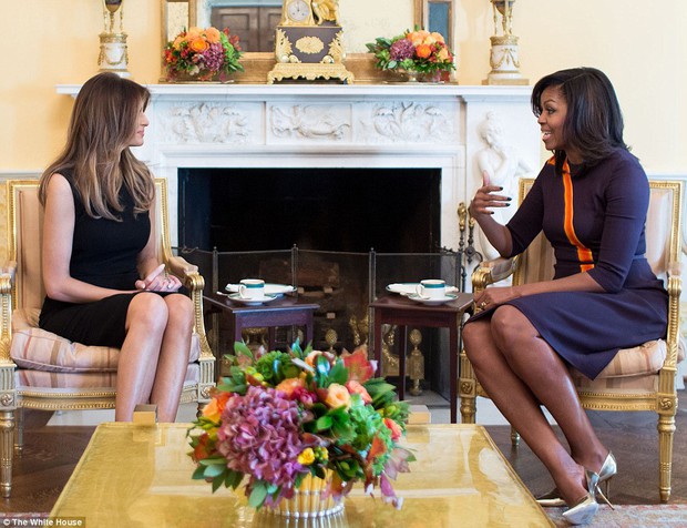 Melania Trump xinh đẹp nhưng căng thẳng trong lần đầu gặp Đệ nhất phu nhân Michelle Obama tại nhà Trắng - Ảnh 2.