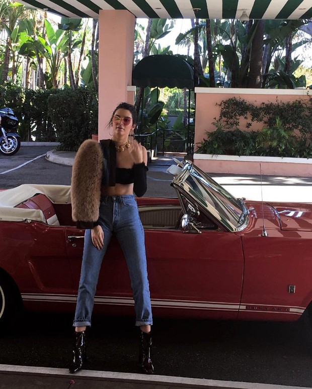 Crop top bình thường đã là gì, nay các IT girl còn diện crop top tí hon sexy hơn bội phần - Ảnh 3.