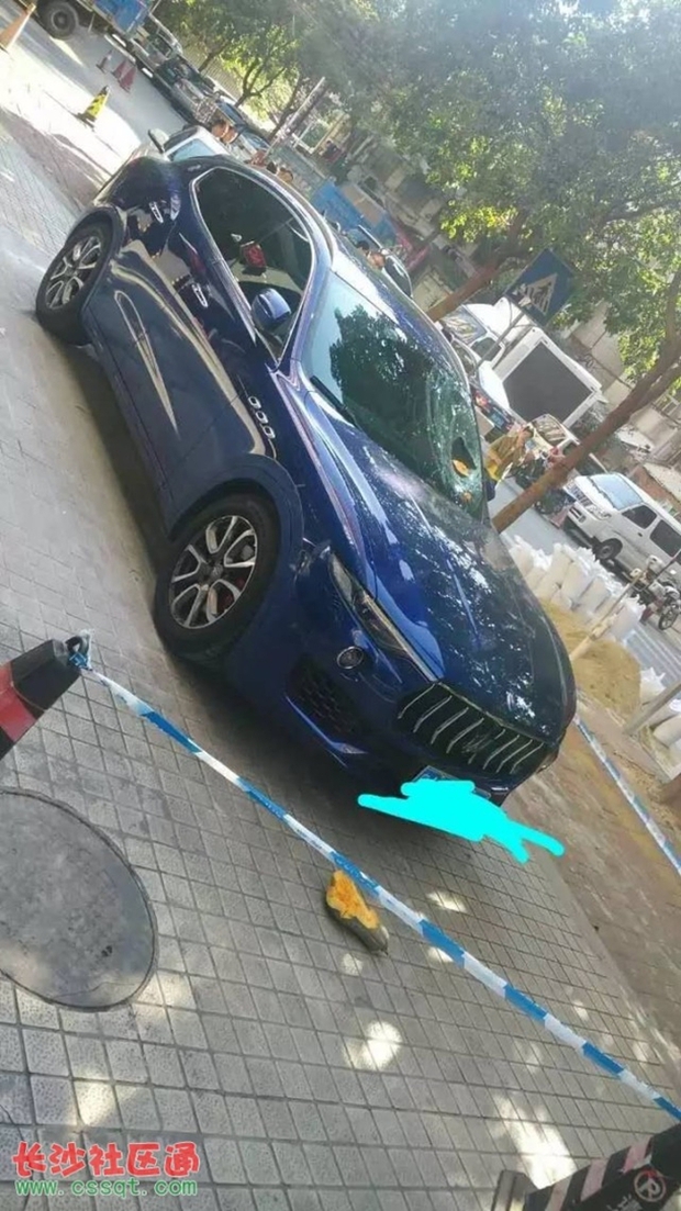 Tai nạn hi hữu: Bí đỏ từ trên trời rơi xuống phá nát kính chắn gió siêu xe Maserati - Ảnh 4.