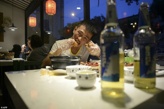 Trung Quốc: Gặm đầu thỏ ướp cay - Thú vui ẩm thực khiến nhiều người phải rùng mình - Ảnh 2.