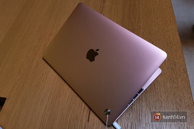 Cận cảnh chiếc MacBook màu hồng chị em nào cũng thích mê - Ảnh 7.