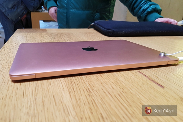 Cận cảnh chiếc MacBook màu hồng chị em nào cũng thích mê - Ảnh 10.