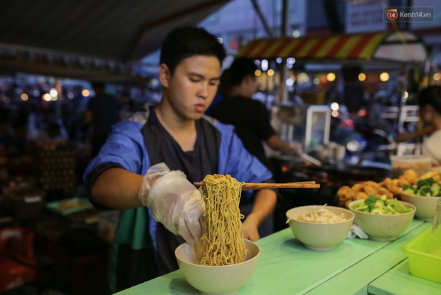 Mì bay - chứ không phải là Mì cay nhé - mới là món ăn hot nhất Sài Gòn bây giờ - Ảnh 12.