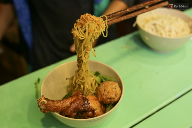 Mì bay - chứ không phải là Mì cay nhé - mới là món ăn hot nhất Sài Gòn bây giờ - Ảnh 17.