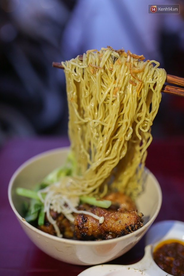 Mì bay - không phải mì cay - đang là món ăn hot nhất Sài Gòn - Ảnh 7.