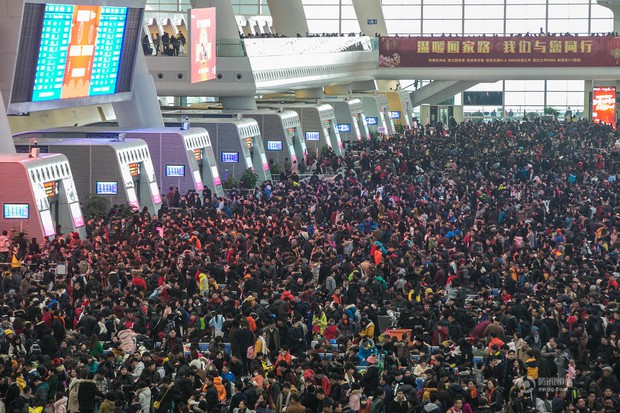 Hàng trăm nghìn người chen chúc ở các ga tàu Trung Quốc trước kỳ nghỉ Tết - Ảnh 8.