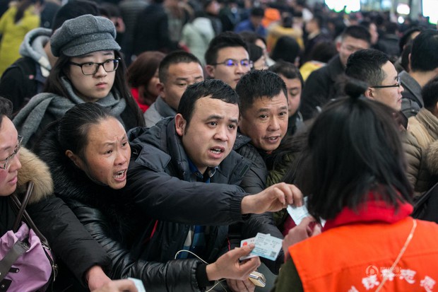 Hàng trăm nghìn người chen chúc ở các ga tàu Trung Quốc trước kỳ nghỉ Tết - Ảnh 10.