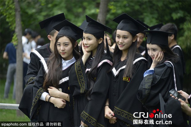 Ghé thăm ngôi trường nhiều trai đẹp gái xinh nhất Trung Quốc mùa tốt nghiệp - Ảnh 7.