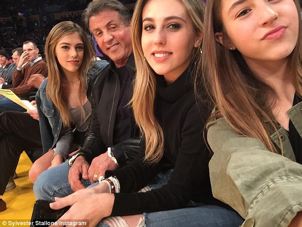 Looking at these 3 beautiful daughters, everyone would want to be the son-in-law of Rambo star Sylvester Stallone - Photo 24.