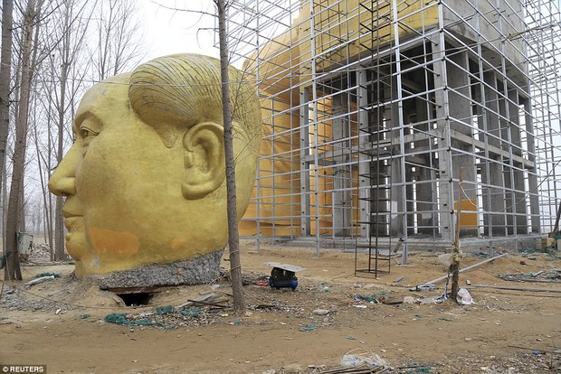 Dân Trung Quốc dựng tượng Mao Trạch Đông khổng lồ màu vàng ròng - Ảnh 2.