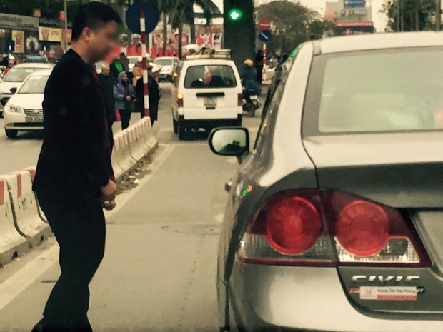 Hà Nội: Thản nhiên đỗ ô tô rồi đi vệ sinh giữa đường đông ùn ùn - Ảnh 4.