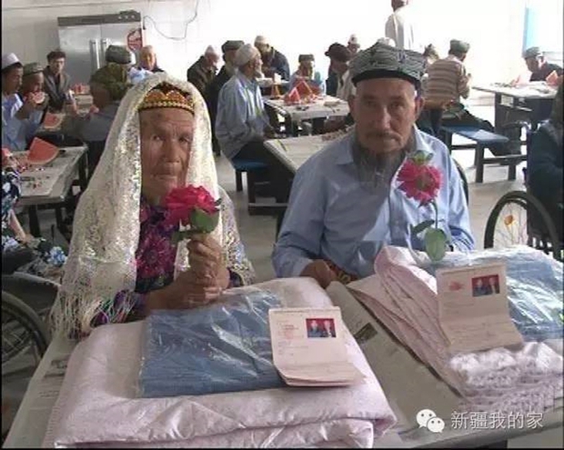 Đám cưới hạnh phúc của cặp đôi chồng 71, còn vợ 114 tuổi quen nhau trong viện dưỡng lão - Ảnh 2.