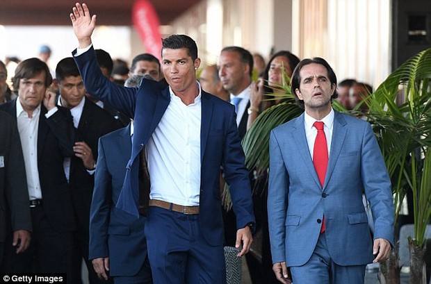 Ronaldo bảnh bao dự lễ ra mắt khách sạn triệu đô mang thương hiệu CR7 - Ảnh 1.