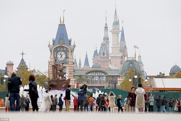 Du khách Trung Quốc phá đảo Disneyland Thượng Hải - Ảnh 1.