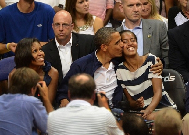 Xem những hình ảnh này mới thấy Tổng thống Obama yêu thương 2 cô con gái đến nhường nào - Ảnh 16.