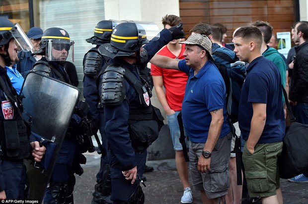 36 người bị bắt trong vụ hooligan Nga và Anh hẹn quyết chiến ở Lille - Ảnh 9.