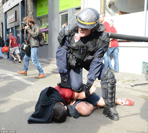 36 người bị bắt trong vụ hooligan Nga và Anh hẹn quyết chiến ở Lille - Ảnh 4.