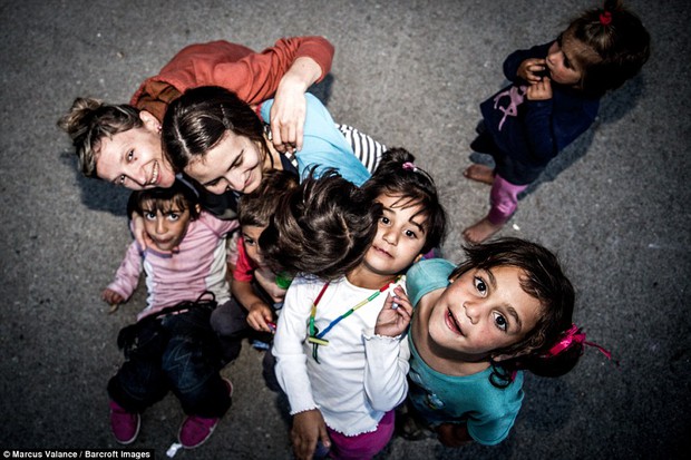 Đằng sau hàng dây thép gai trại tị nạn, vẫn ngời sáng những ánh mắt trẻ thơ an yên, hạnh phúc - Ảnh 11.