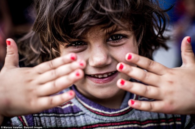 Đằng sau hàng dây thép gai trại tị nạn, vẫn ngời sáng những ánh mắt trẻ thơ an yên, hạnh phúc - Ảnh 14.