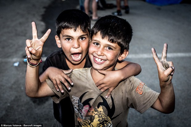 Đằng sau hàng dây thép gai trại tị nạn, vẫn ngời sáng những ánh mắt trẻ thơ an yên, hạnh phúc - Ảnh 13.